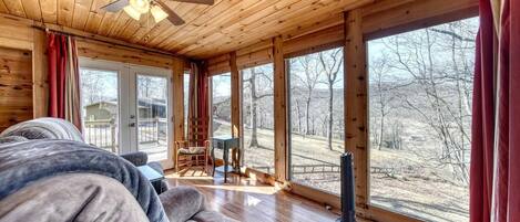 Télévision, cheminée, baby-foot