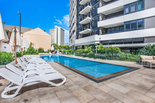 Surfers Paradise 2-bed Near Beach With Pool & Gym
