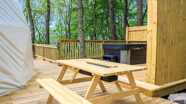 Outdoor dining - Impressive Dome with Fire Pit, Barbecue and Hot-tub in Capon Bridge, West Virginia (Capon Bridge)