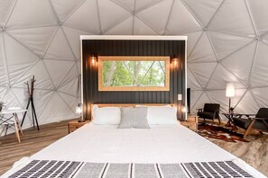 Een bureau, een strijkplank/strijkijzer, wifi, beddengoed