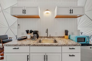 Een magnetron, een koffiezetapparaat/waterkoker, een broodrooster