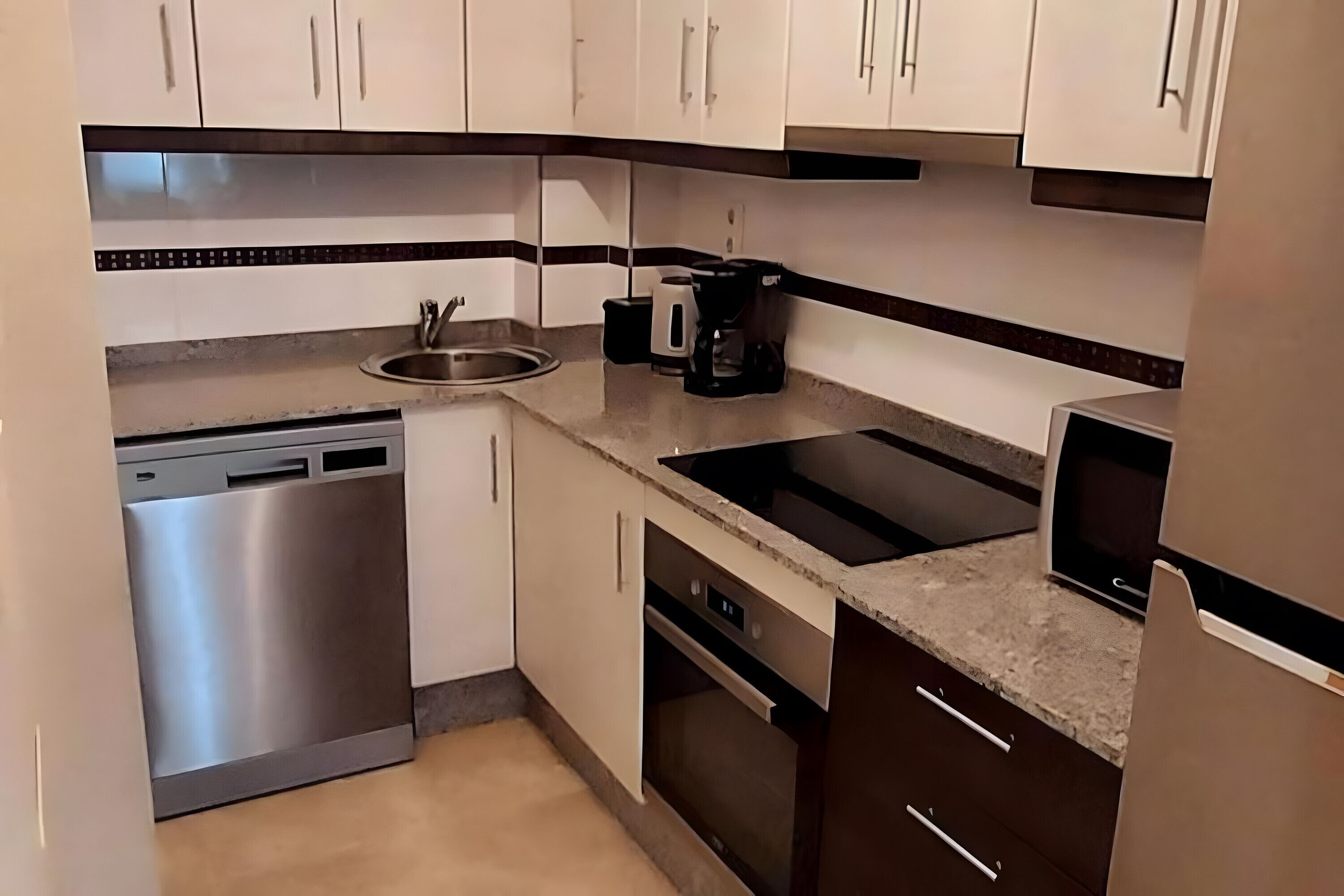 Frigorífico, microondas, horno y placa de cocina