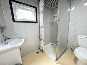 Serviettes fournies, savon, shampoing, papier toilette