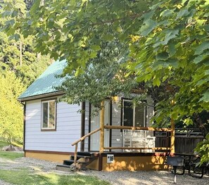 Unclassified image, 3 of 12, button - Idyllic Cabin for Group Getaway along the North Umpqua River, Oregon (Idleyld Park)