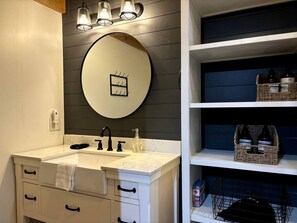 Haartrockner, Handtücher, Seife, Shampoo