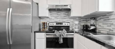 Een koelkast, een microgolfoven, een oven, een kookplaat