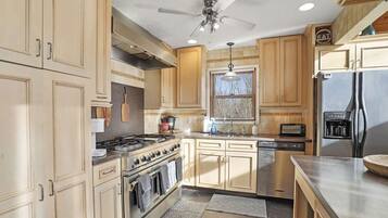 Kylskåp, mikrovågsugn, spishäll och diskmaskin