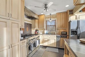 Fridge, microwave, stovetop, dishwasher