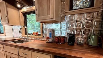 Cafetière/bouilloire, réfrigérateur, micro-ondes, grille-pain