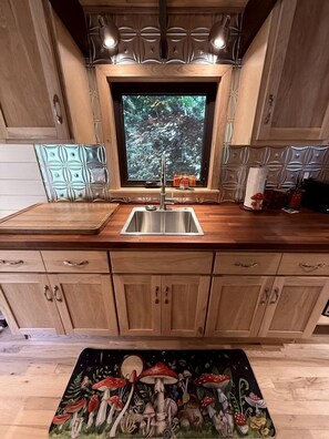 Coffee/tea maker, fridge, microwave, toaster
