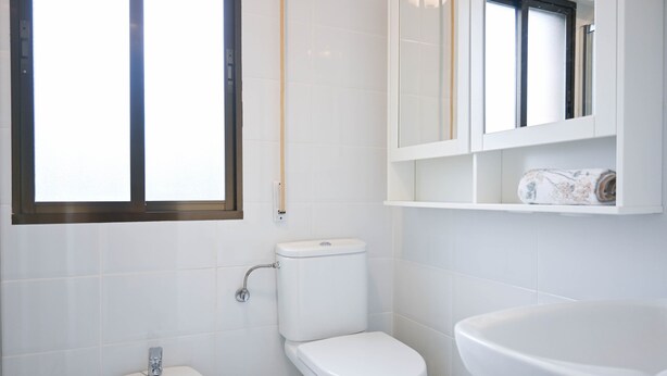Un baño moderno con inodoro, bidé y bañera.