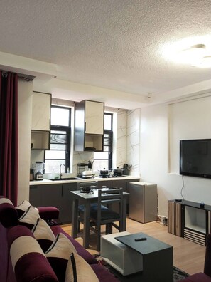 Studio, 1 chambre, balcon | Salle de séjour