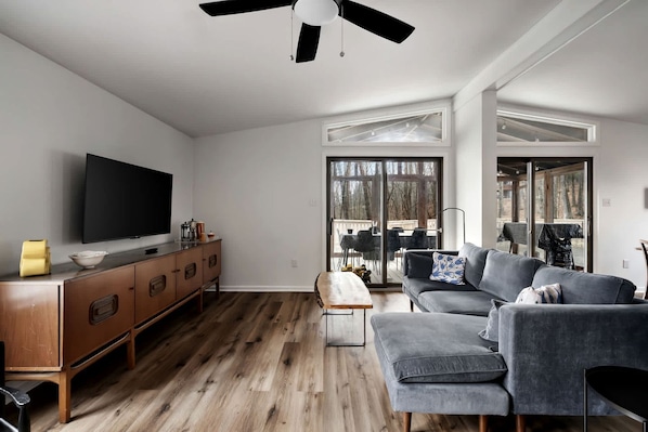 Living area - Enchanting Woodland Cabin Retreat near Cacapon River in West Virginia (Berkeley Springs)