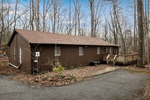 Exterior - Enchanting Woodland Cabin Retreat near Cacapon River in West Virginia (Berkeley Springs)