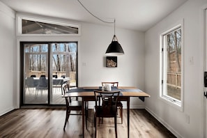 Dining - Enchanting Woodland Cabin Retreat near Cacapon River in West Virginia (Berkeley Springs)