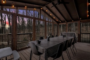 Outdoor dining - Enchanting Woodland Cabin Retreat near Cacapon River in West Virginia (Berkeley Springs)