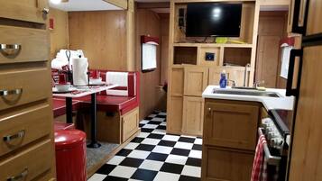 Coffee/tea maker, fridge, microwave, oven