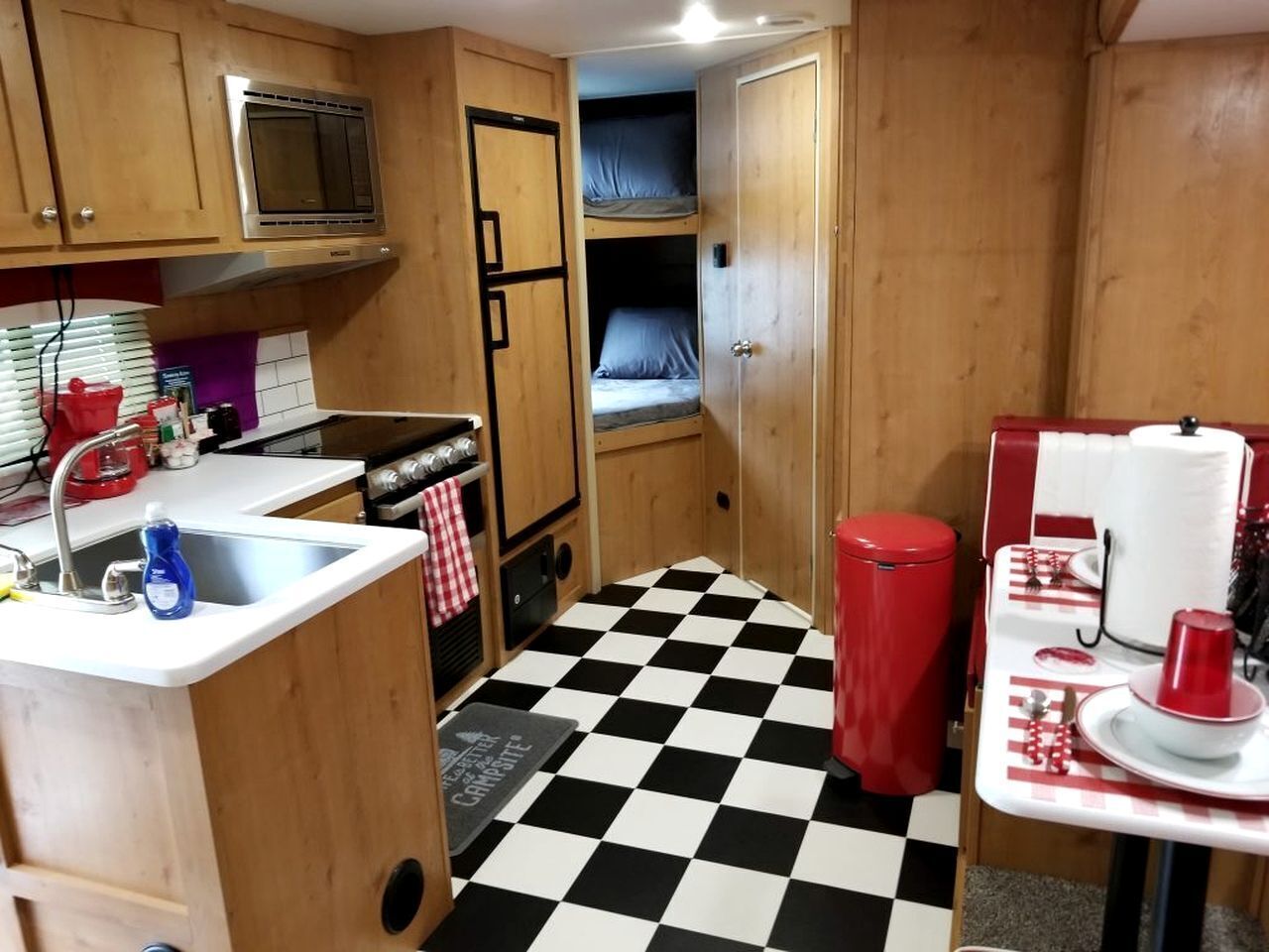 Cafetera y tetera, refrigerador, microondas y horno 
