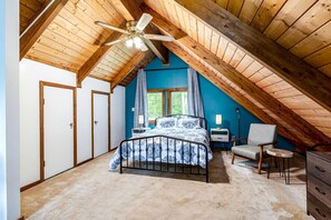 3 عدّة غرف نوم ومكواة/لوح كي وواي فاي وملاءات أسرّة