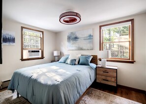 مكتب وملاءات أسرّة