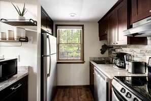 Réfrigérateur, micro-ondes, plaque de cuisson, bouilloire électrique