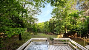 Outdoor spa tub - Cozy Chalet Cabin with Hot Tub, Fire Pit, Modern Decor in Bloomery, WV (Bloomery)