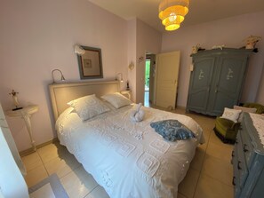 2 bedrooms, iron/ironing board, WiFi, bed sheets