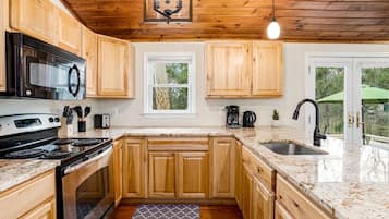 Microonde, piano cottura, macchina per tè/caffè, bollitore elettrico