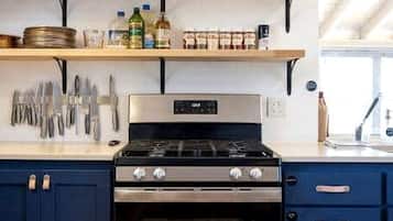 Coffee/tea maker, fridge, oven, stovetop