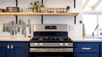 Jääkaappi, liesi, kahvin-/teenkeitin, vedenkeitin