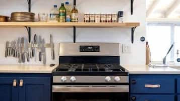 Coffee/tea maker, fridge, oven, stovetop