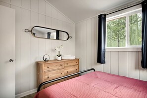 Tabla de planchar con plancha, wifi y ropa de cama