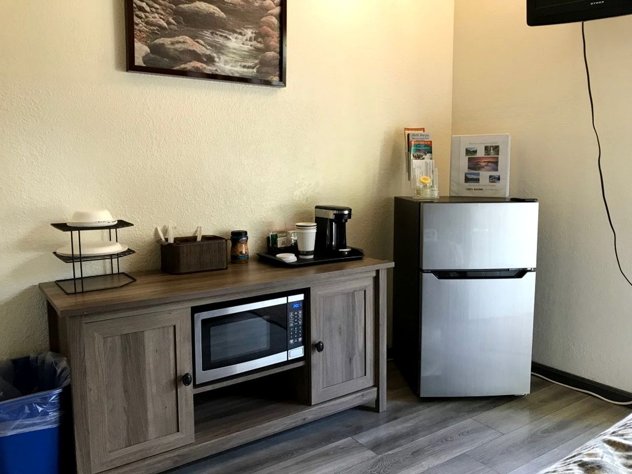 Une petite cuisine équipée d’un four à micro-ondes, d’une machine à café et d’un réfrigérateur.