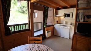 Wasserkocher mit Kaffee-/Teezubehör, Kühlschrank, Ofen, Geschirrspüler