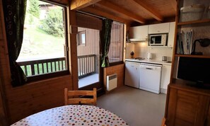 Réfrigérateur, four, lave-vaisselle, cafetière/bouilloire