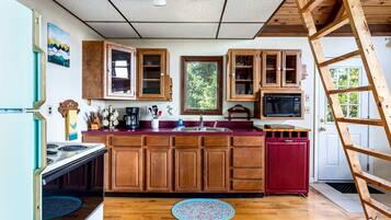 Refrigerador, microondas, parrilla de estufa y cafetera y tetera