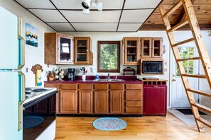 ثلاجة، ميكروويف، موقد طهي مسطح، ماكينة لصنع القهوة/الشاي