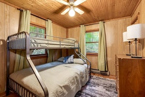 1 dormitorio, tabla de planchar con plancha, wifi y ropa de cama