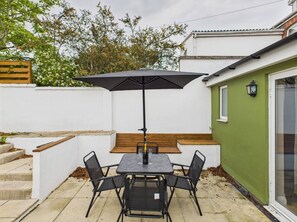 Outdoor dining - *NEW* Queens Road Property (Gloucestershire)
