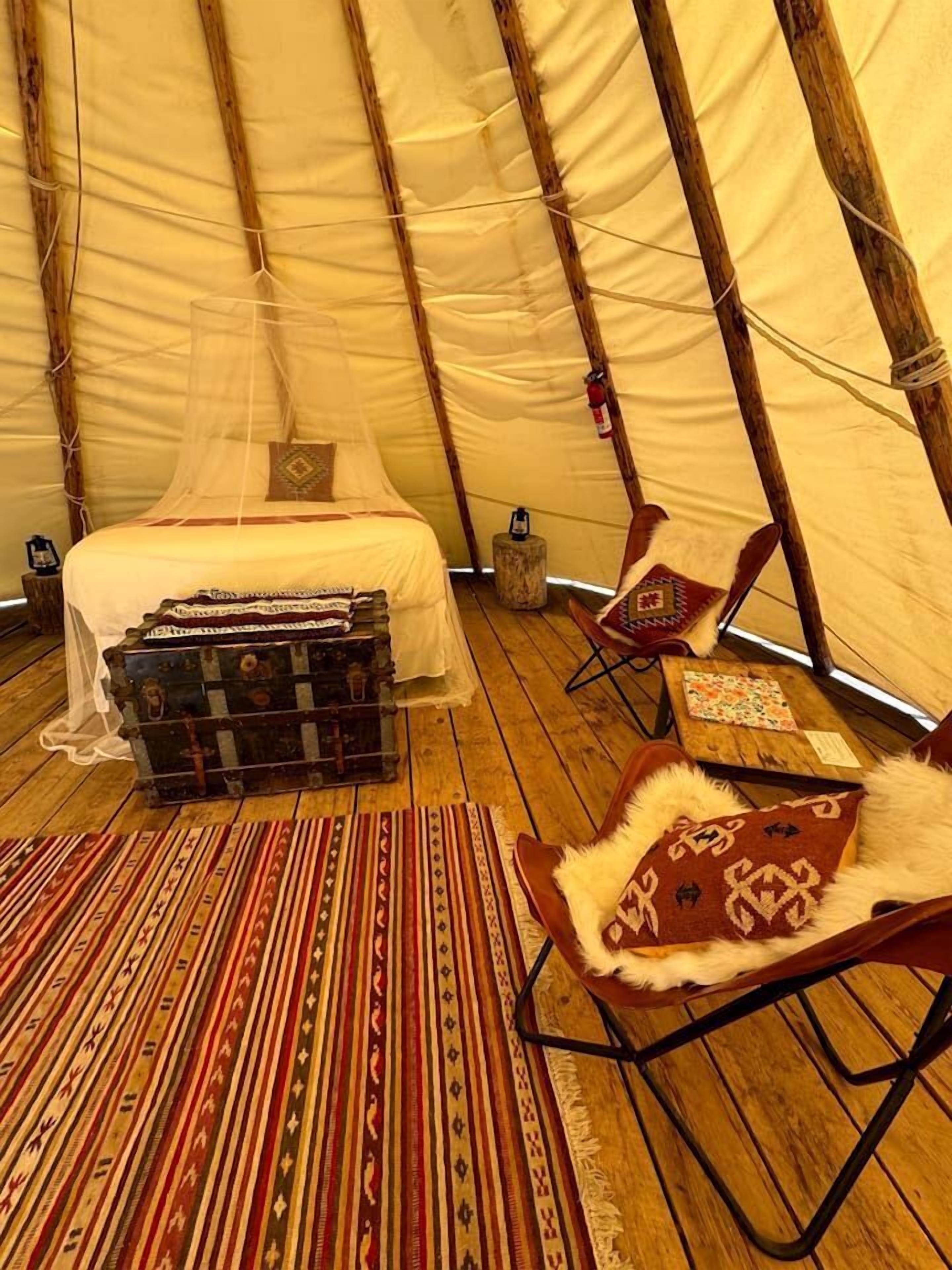 1 bedroom, desk, travel crib, WiFi