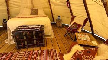 1 bedroom, desk, travel crib, WiFi