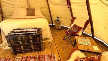 1 bedroom, desk, travel cot, WiFi