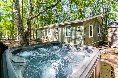 Charming Dog-Friendly Cabin with Hot Tub and Fire Pit - Pond Access Makes This the Perfect Cabin for Your Fishing Getaway in Berkeley Springs, WV