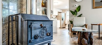 Charmante cabane acceptant les chiens avec jacuzzi et foyer - Accès à l'étang, idéale pour votre séjour pêche à Berkeley Springs, WV