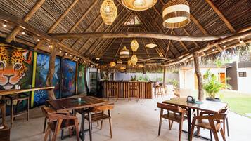 Bar à beira da piscina
