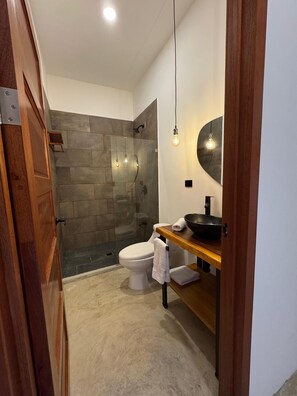 Deluxe Apartment | Bathroom | Free toiletries, towels, shampoo