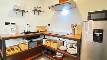 Apartemen Comfort | Dapur pribadi | Lemari es kecil dan microwave