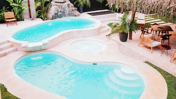 2 piscinas externas, espreguiçadeiras