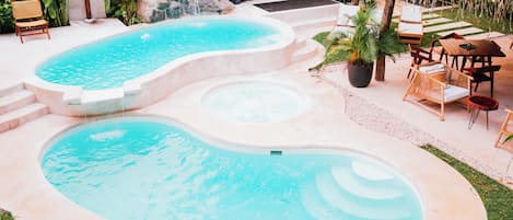 2 piscines extérieures, chaises longues