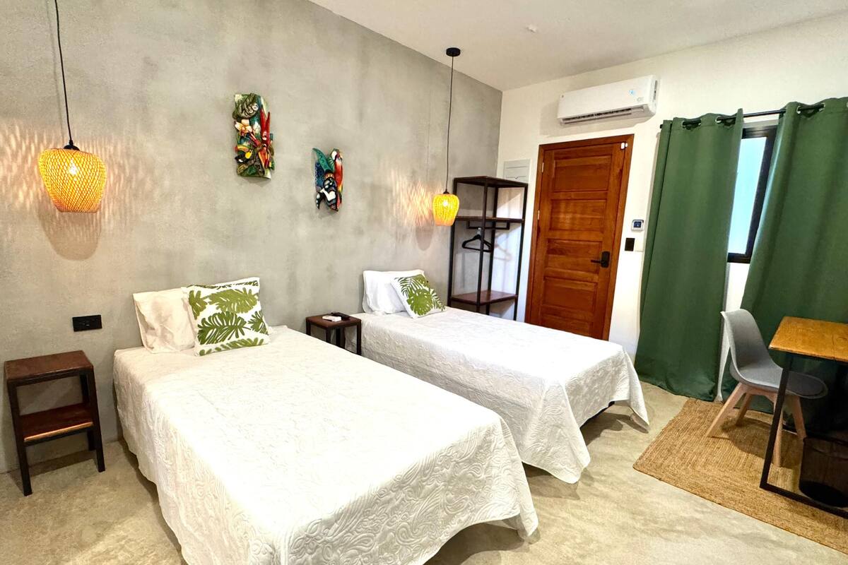 Junior Twin Room | Desk, free WiFi